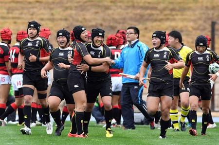 前半、トライを決め喜び合う光泉の選手ら＝花園ラグビー場（撮影・田中太一）