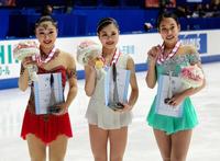 　メダルを手に笑顔を見せる（左から）２位の樋口新葉、優勝の宮原知子、３位の三原舞依