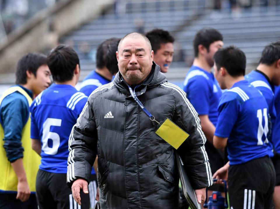 劣勢の試合展開に厳しい表情を見せる高松北・高木智監督＝花園ラグビー場（撮影・山口登）