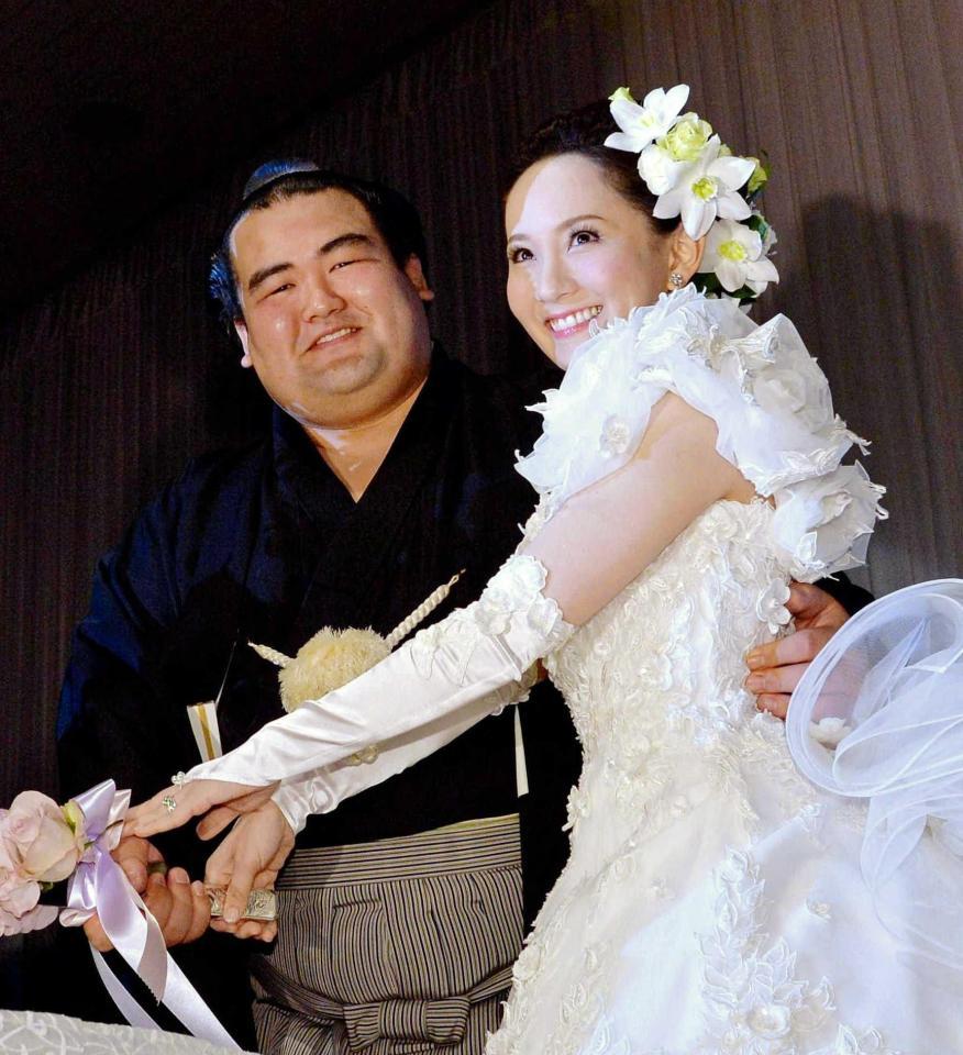 　結婚披露宴でケーキカットする琴奨菊（左）と祐未夫人＝１月３０日