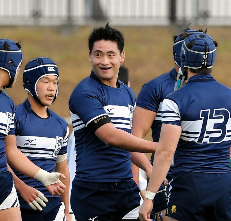 前半、先制のトライを決め、笑みがこぼれる桐蔭学園・山本龍亮（中央）＝東大阪市花園ラグビー場（撮影・北村雅宏）