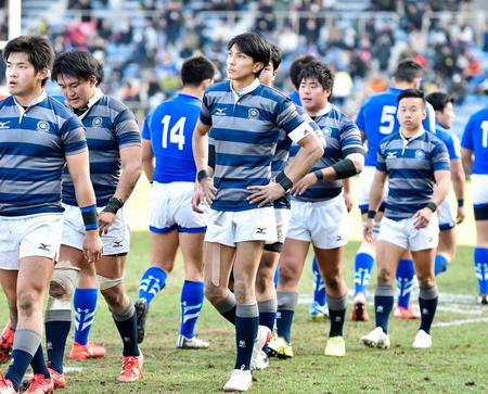 　東海大に大敗し肩を落とす松井（中央）ら同大フィフティーン