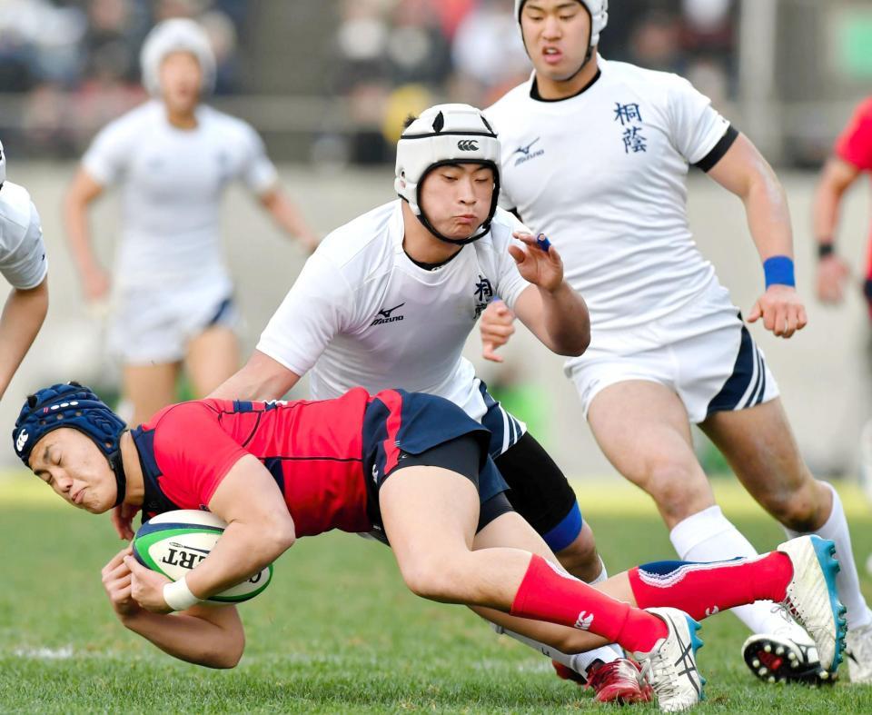 前半、常翔学園の攻撃を食い止める桐蔭学園・山本（中央）