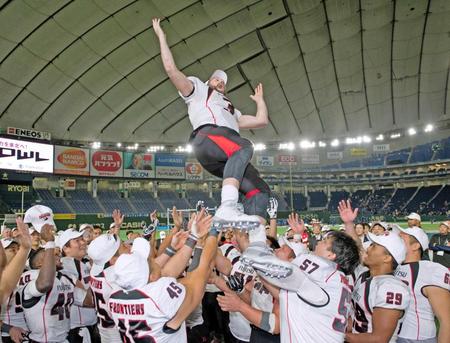 　チームメートに胴上げされる富士通ＱＢ・キャメロン