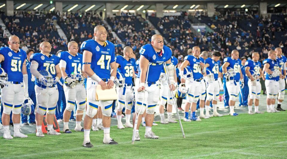 　悔しそうに表彰式を見つめるキャプテンの山岸（４７）ら関学大の選手ら（撮影・園田高夫）