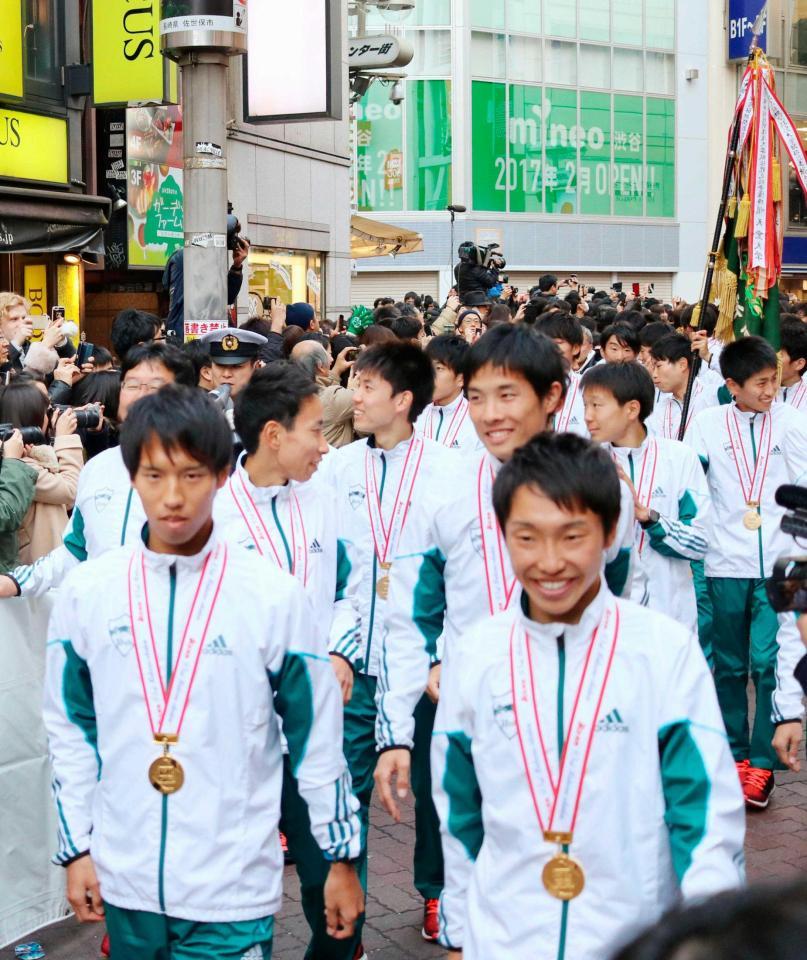 　東京・渋谷センター街をパレードする青山学院大の一色（手前左）ら（共同）
