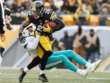 　ドルフィンズ戦でボールを持って突進するスティーラーズのＲＢベル＝ピッツバーグ（ＡＰ＝共同）