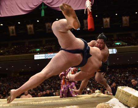 　松鳳山（右奥）を寄り切った鶴竜