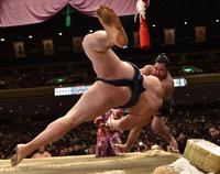 　松鳳山（右奥）を寄り切った鶴竜