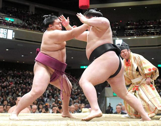 御嶽海、豪栄道撃破 大関に初勝利、１年ぶり天覧相撲で館内沸かせた！