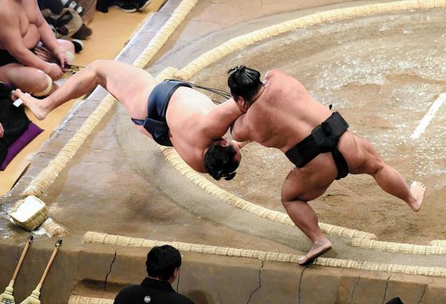 横綱鶴竜が薄氷の勝利　行司差し違えで白星手にする