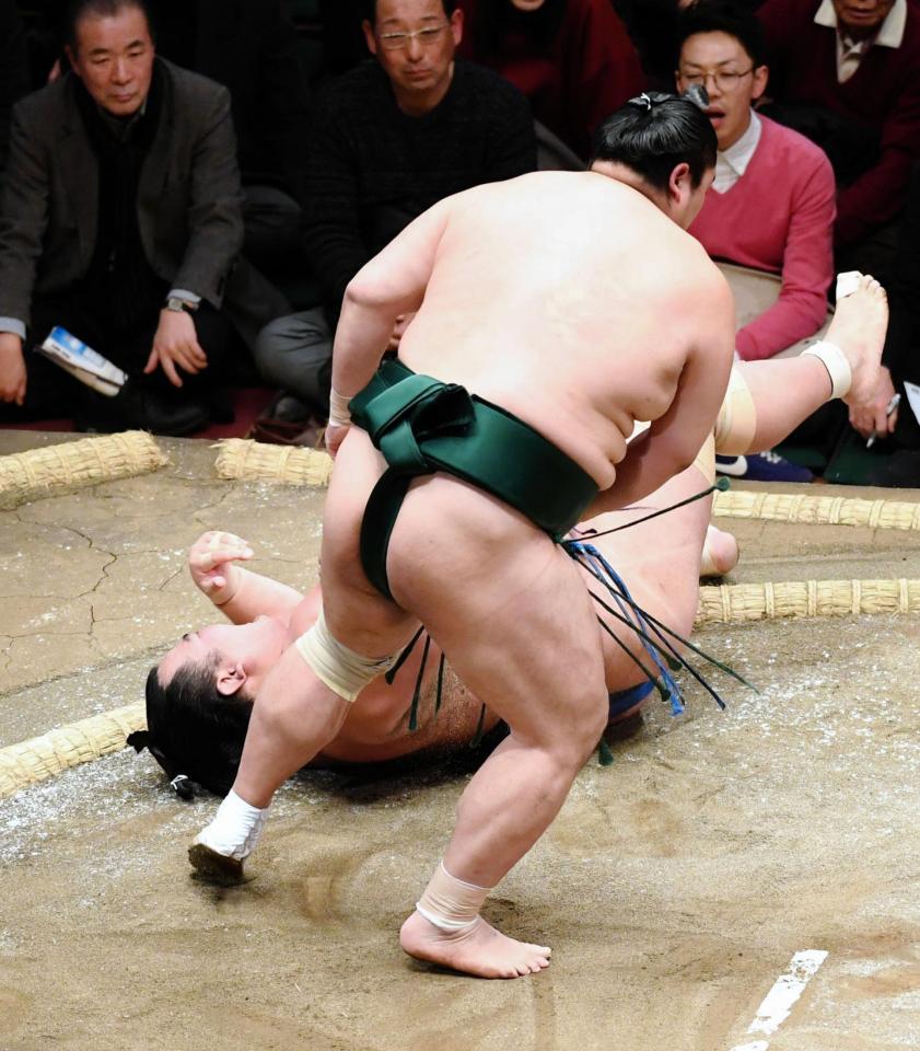 隠岐の海に小手投げで敗れた琴奨菊（左）＝両国国技館（撮影・園田高夫）