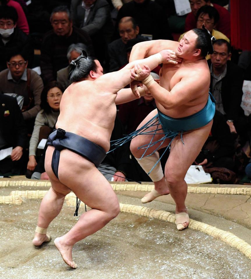 　玉鷲（右）を押しだしで破った稀勢の里