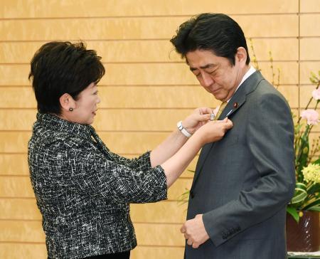 　会談を前に安倍首相（右）に２０２０年東京五輪・パラリンピックのバッジを着ける東京都の小池百合子知事＝１０日午前、首相官邸