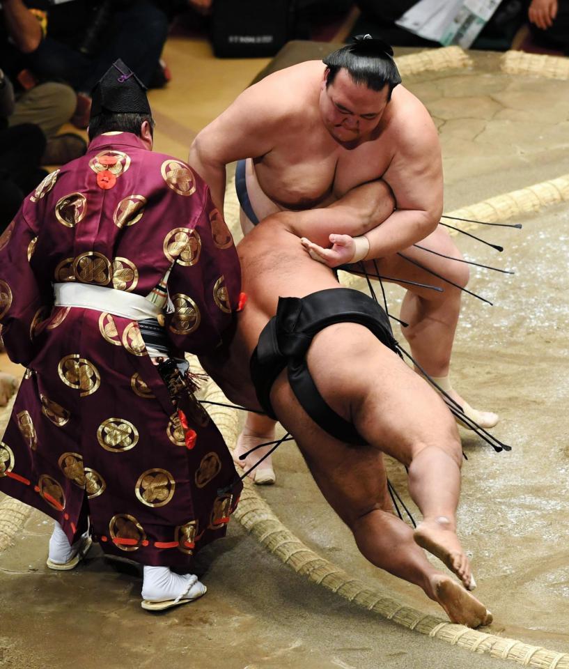 突き落としで松鳳山を破った稀勢の里＝両国国技館（撮影・園田高夫）