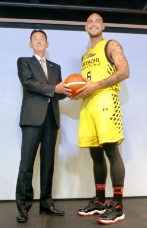 　バスケットボール男子ＢリーグのＳＲ渋谷に新加入が決まり、記者会見でポーズをとるロバート・サクレ（右）＝１２日、東京都渋谷区