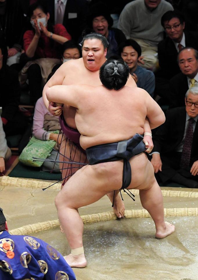 稀勢の里（手前）に寄り切りで敗れた御嶽海＝両国国技館（撮影・堀内翔）