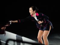 オープニングの演出で客席にお茶を運ぶ本田真凜＝横浜アリーナ