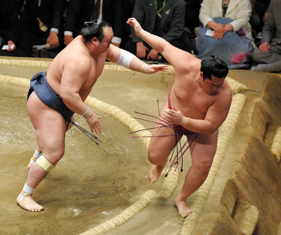 宝富士に押し出しで敗れた遠藤（右）＝両国国技館