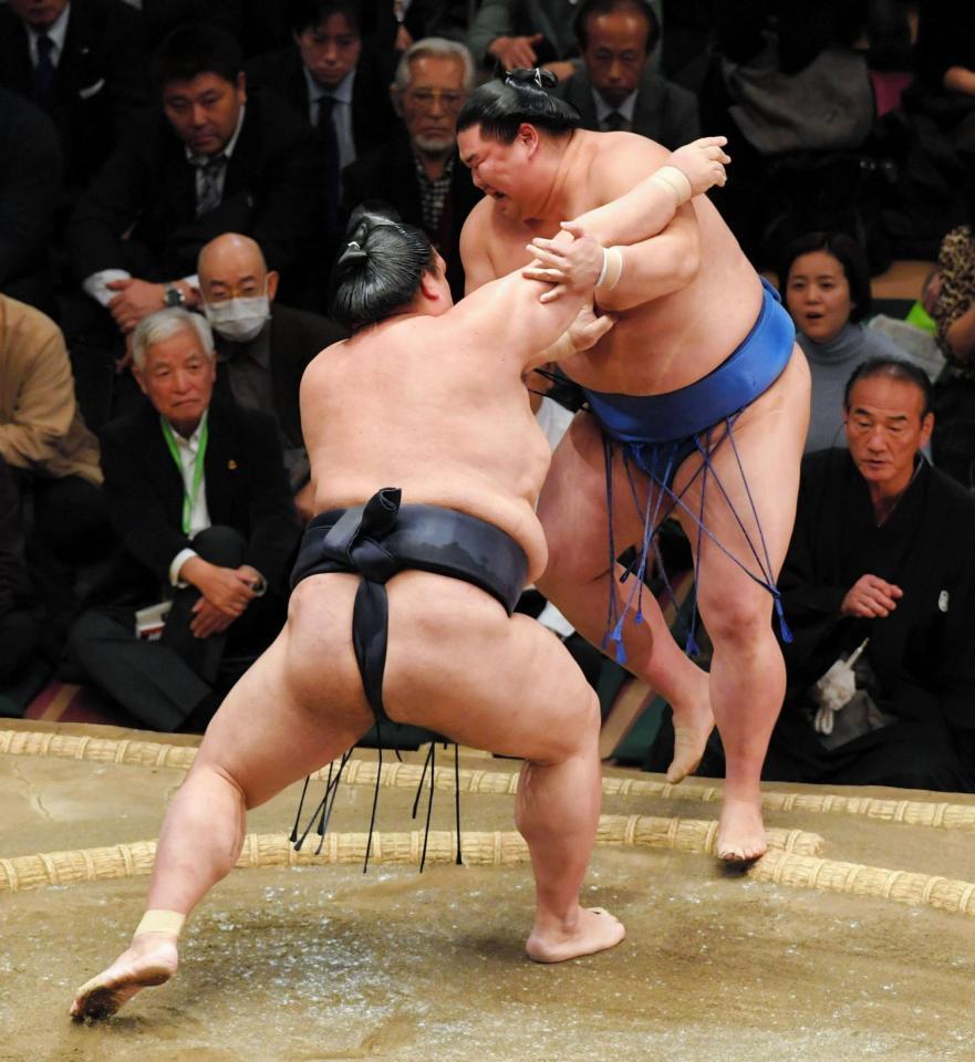 正代をきめ出しで破った稀勢の里（左）＝両国国技館