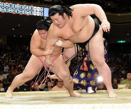とったりで小柳（右）に勝利した宇良＝両国国技館（撮影・棚橋慶太）