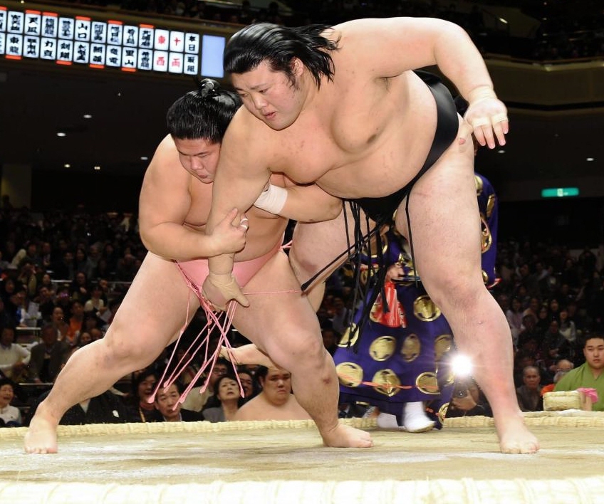 とったりで小柳（右）に勝利した宇良＝両国国技館（撮影・棚橋慶太）