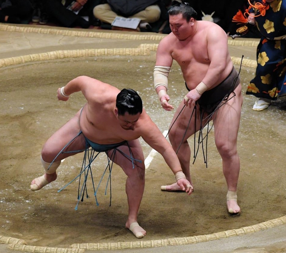 白鵬が玉鷲（左）を突き落としで下す＝両国国技館（撮影・堀内翔）