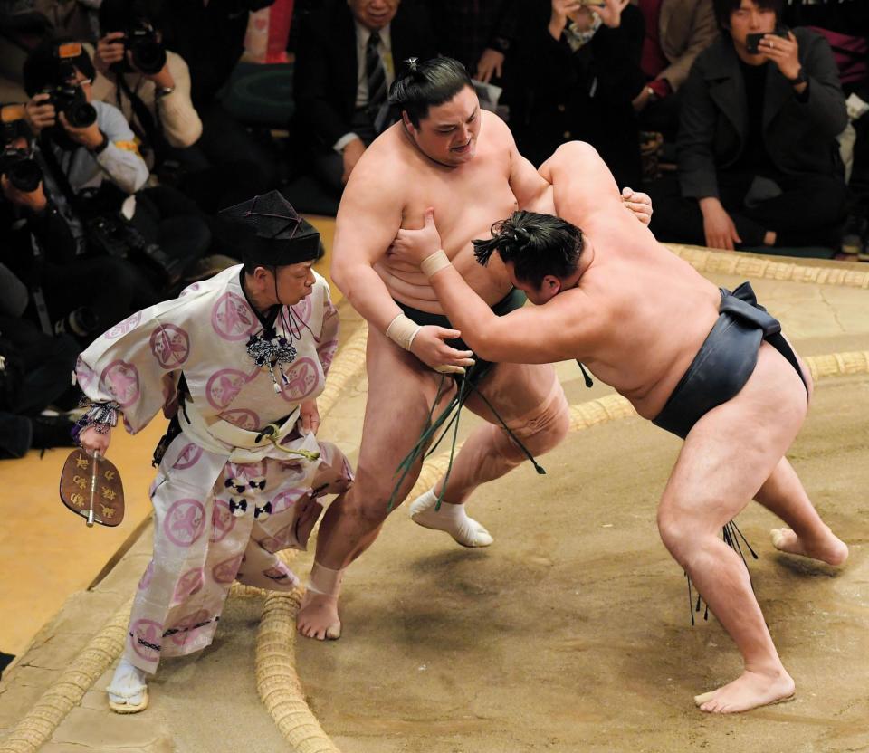 鶴竜と隠岐の海の一番で土俵から飛び出す行司の式守伊之助＝両国国技館（撮影・堀内翔）