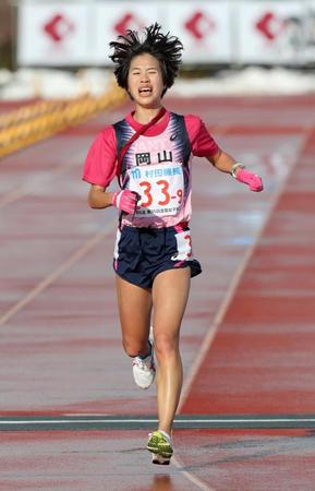トラックの競り合いで惜しくも京都に敗れ、２位でゴールする岡山のアンカー小原怜＝西京極陸上競技場
