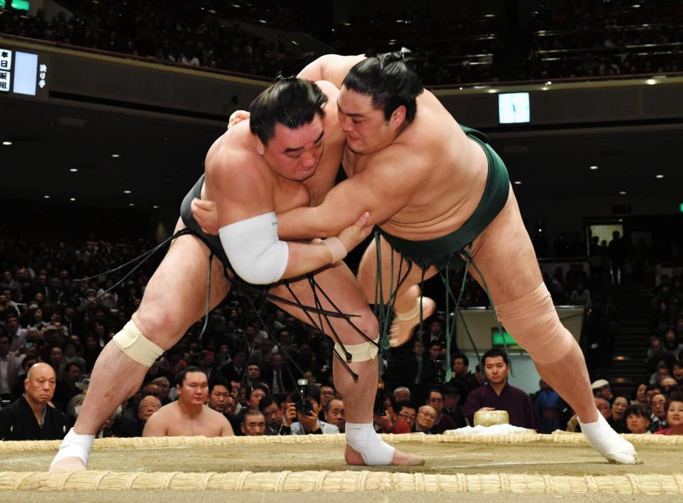 初場所５日目、隠岐の海（右）を下手投げで下した日馬富士だが、この一番で右太もも裏を痛めた＝両国国技館（撮影・佐々木彰尚）