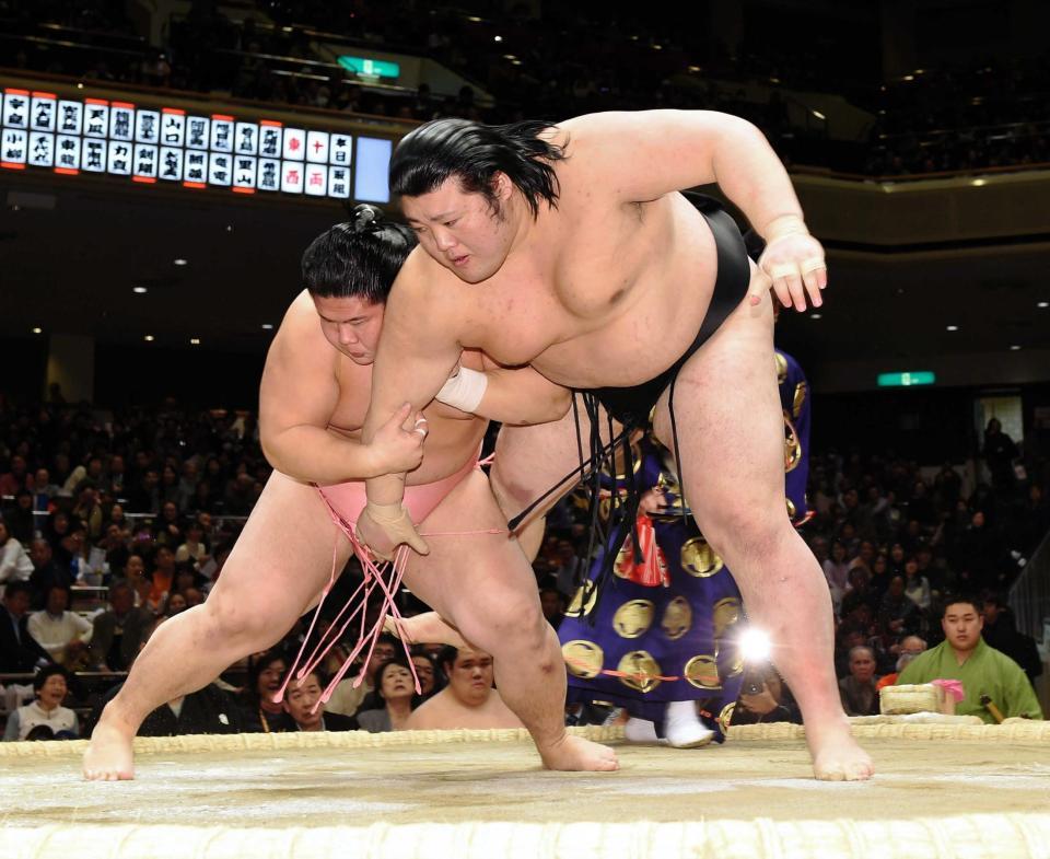 　とったりで小柳（右）を下した宇良