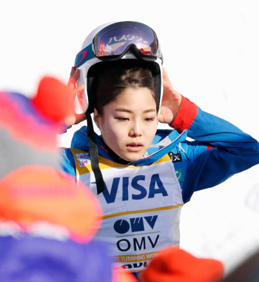 　２位に終わり、さえない表情の高梨沙羅