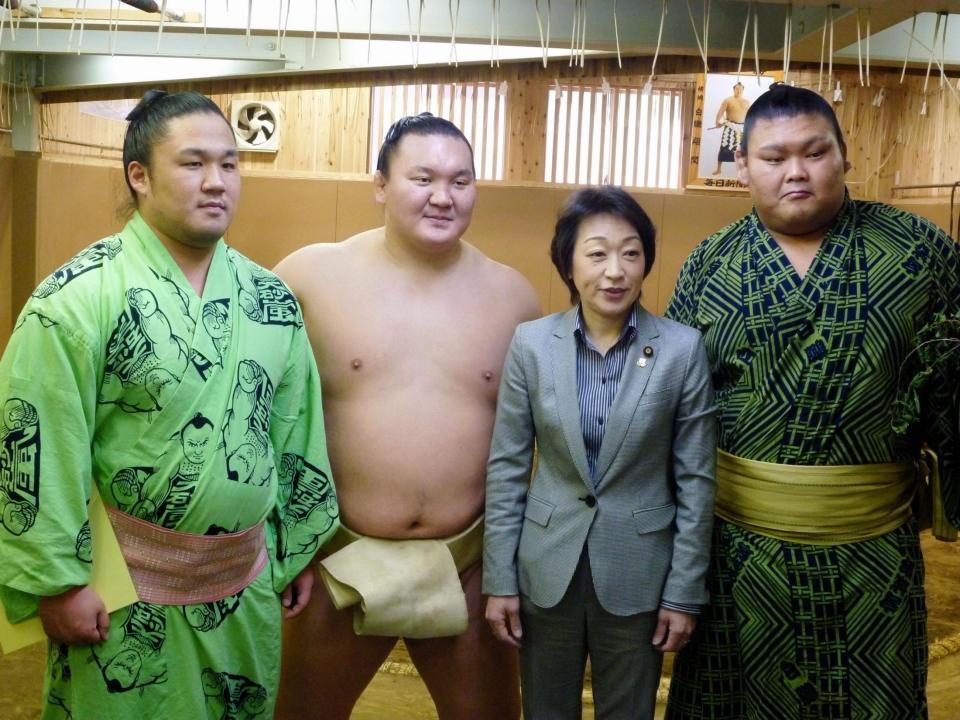 横綱白鵬（左から２人目）を激励に訪れた橋本聖子議員（右から２人目）。左が石浦、右は山口