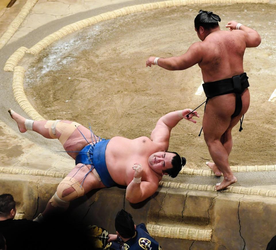 松鳳山（右）の小手投げで６敗目を喫した琴奨菊＝両国国技館（撮影・園田高夫）