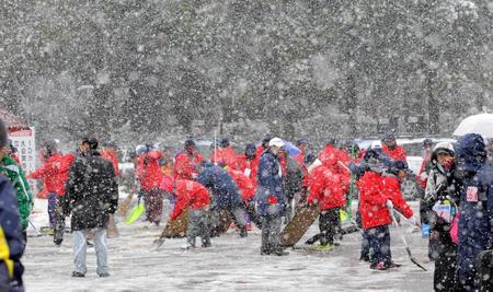 　スタート前に競技場周辺の除雪に追われる係員ら