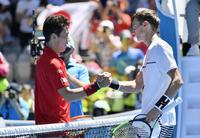 　男子シングルス１回戦でフルセットの末、アンドレイ・クズネツォフ（右）を下した錦織圭＝メルボルン（共同）