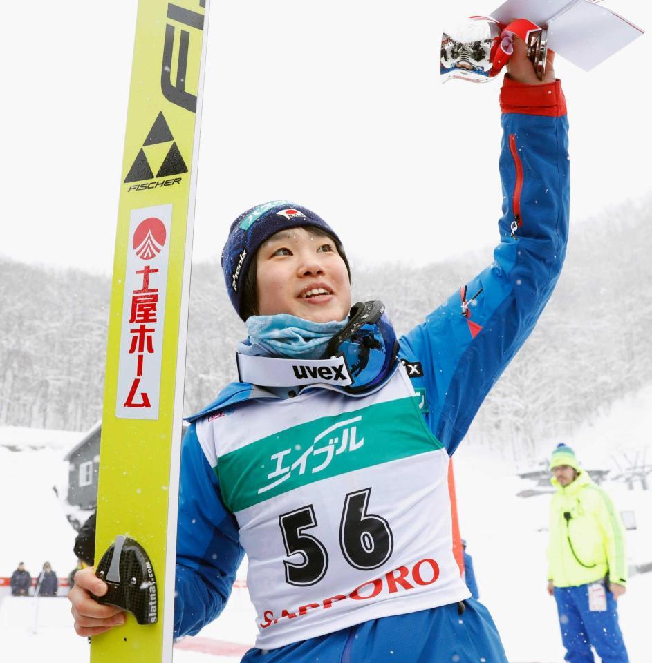 　観客の声援に応える２位の伊藤有希（共同）