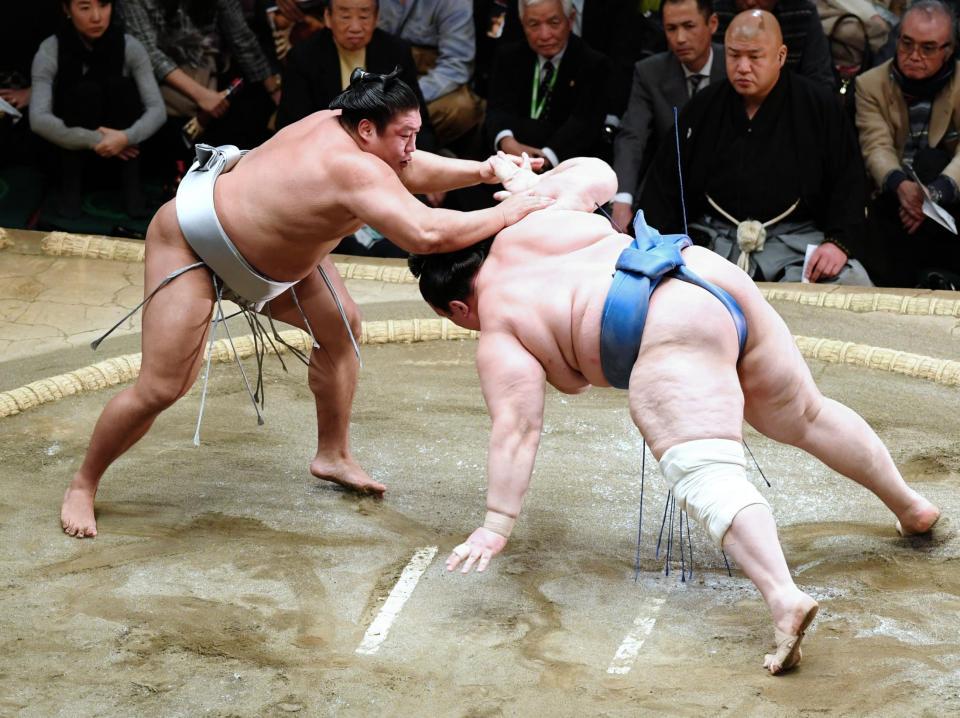 碧山（右）をはたき込み１敗を守った貴ノ岩＝両国国技館（撮影・園田高夫）