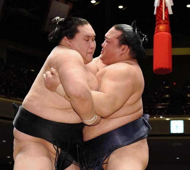 稀勢の里が再び単独トップ、連敗回避「集中してやりました」