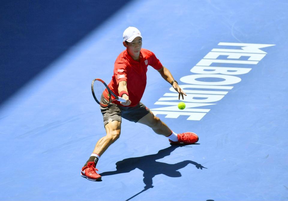 　男子シングルス２回戦でジェレミー・シャルディーと対戦する錦織圭＝メルボルン（共同）