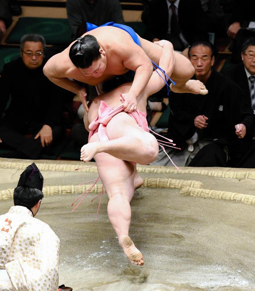 山口（上）を押し出しで破る宇良＝両国国技館（撮影・棚橋慶太）