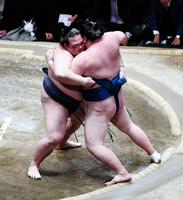 勢（右）を寄り切りで破った稀勢の里＝両国国技館（撮影・金田祐二）