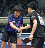 　男子シングルス４回戦で平野友樹（右）に敗れ、握手する張本智和＝東京体育館