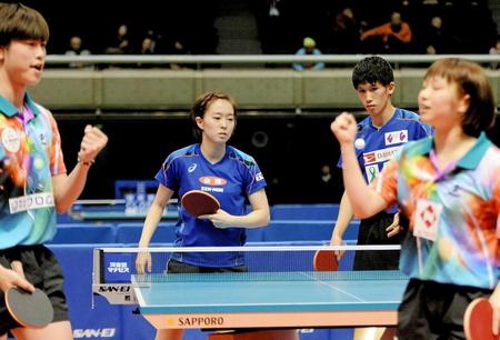 　混合ダブルスで田添（手前左）、前田（同右）組に敗れた石川（中央）、吉村組