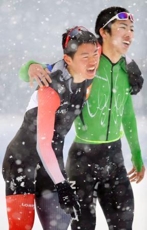 　男子５０００メートル　レースを終え笑顔の佐久長聖・林莉輝（左）＝日光霧降スケートセンター