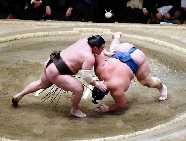 白鵬が２敗を守る　平幕の逸ノ城、貴ノ岩が敗れ稀勢の里とマッチレースへ