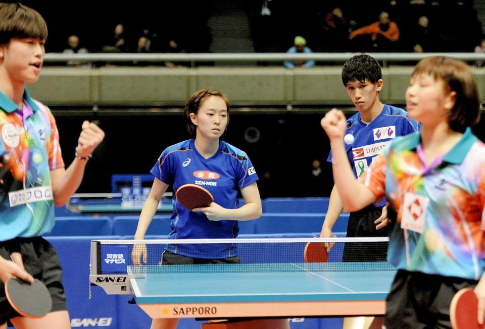 　混合ダブルスで田添（手前左）、前田（同右）組に敗れた石川（中央）、吉村組