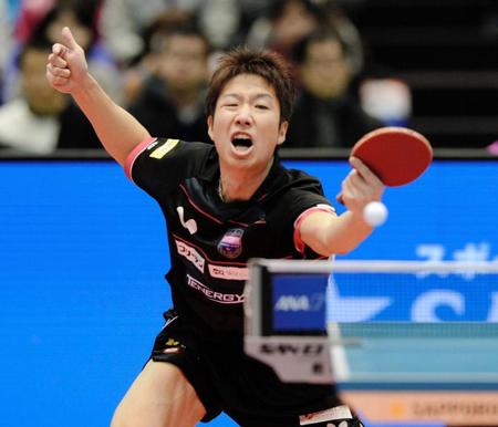 男子シングルス準決勝で粘り強いプレーを見せる水谷隼＝東京体育館（撮影・開出牧）