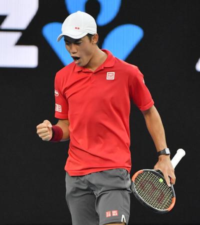 　男子シングルス４回戦で、ポイントを奪いガッツポーズの錦織圭＝メルボルン（共同）