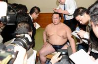 大勢の記者に囲まれる稀勢の里＝両国国技館（撮影・棚橋慶太）